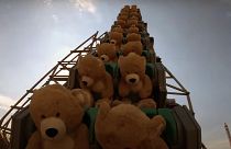 O que acontece a 22 ursos de peluche numa montanha russa?
