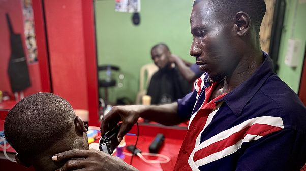 James, uno dei migranti che ha fatto ritorno in Nigeria su un volo OIM. Ha aperto un salone da parrucchiere ma non è riuscito a reintegrarsi nella società. Aspira all'Europa. James, uno dei migranti che ha fatto ritorno in Nigeria su un volo OIM. Ha aperto un salone da parrucchiere ma non è riuscito a reintegrarsi nella società. Aspira all'Europa.