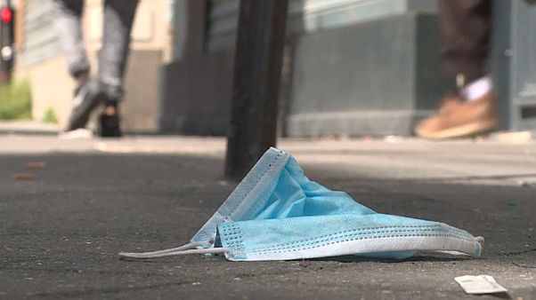 Брошенная на улице Парижа маска Брошенная на улице Парижа маска