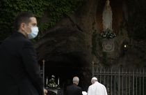 El papa Francisco ante la gruta de Lourdes del Vaticano