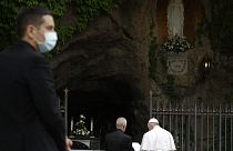 Papa Francisco reza terço junto à Gruta de Lourdes