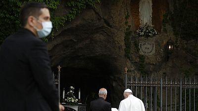 Papa Francisco reza terço junto à Gruta de Lourdes