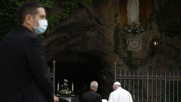 Papa Francisco reza terço junto à Gruta de Lourdes Papa Francisco reza terço junto à Gruta de Lourdes