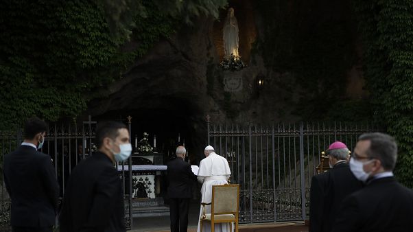 Папа римский в Лурдском гроте Ватикана Папа римский в Лурдском гроте Ватикана