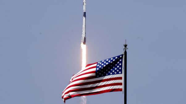 Взлёт ракеты Falcon 9 с кораблём Crew Dragon Взлёт ракеты Falcon 9 с кораблём Crew Dragon