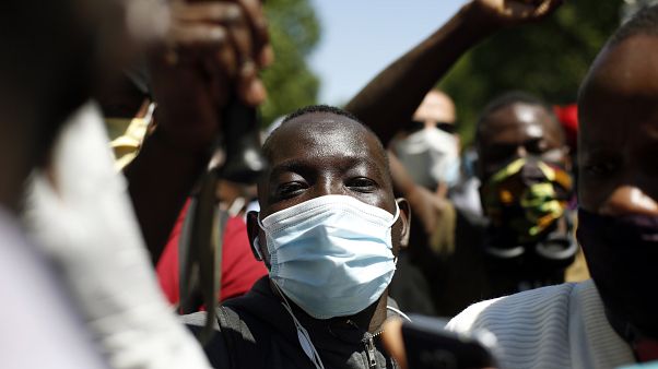 I migranti irregolari scesi in piazza a Parigi I migranti irregolari scesi in piazza a Parigi
