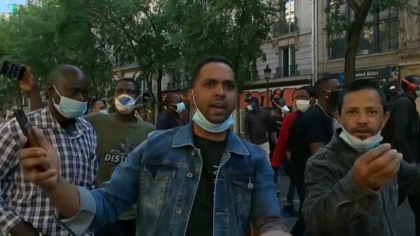 Manifestation à Paris: "Les sans-papiers sont ceux qui souffrent le plus de la crise sanitaire" Manifestation à Paris: "Les sans-papiers sont ceux qui souffrent le plus de la crise sanitaire"