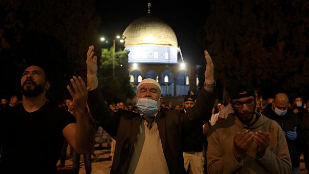 مصلين أمام المسجد الأقصى مصلين أمام المسجد الأقصى