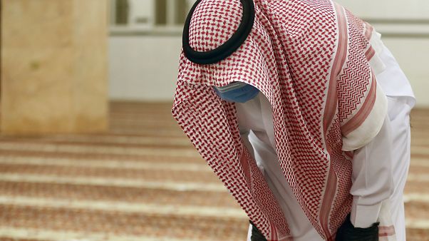 Suudi Arabistan'da eldiven ve maskesiyle camide namaz kılan bir kişi Suudi Arabistan'da eldiven ve maskesiyle camide namaz kılan bir kişi