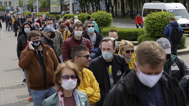 Очередь желающих поставить подпись за выдвижение Светланы Тихановской в Минске Очередь желающих поставить подпись за выдвижение Светланы Тихановской в Минске