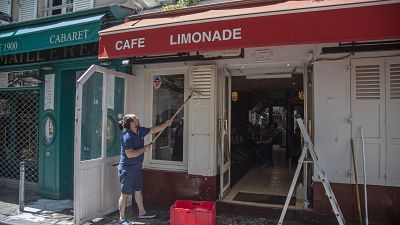 Парижане готовятся к открытию кафе