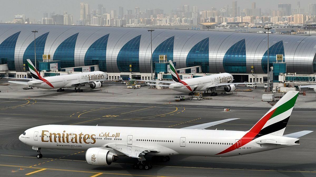 طائرة تابعة لطيران الإمارات في مطار دبي الدولي في دبي، الإمارات العربية المتحدة.