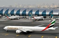 طائرة تابعة لطيران الإمارات في مطار دبي الدولي في دبي، الإمارات العربية المتحدة.