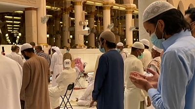 Fidèles saoudiens dans une mosquée de Médine