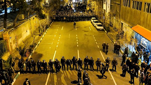 تجمع ماموران امنیتی مقابل دانشگاه امیر کبیر در تهران تجمع ماموران امنیتی مقابل دانشگاه امیر کبیر در تهران
