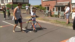 شاهد: طفل بريطاني من ذوي الاحتياجات الخاصة ينجح في إكمال سباق ماراثون خيري
