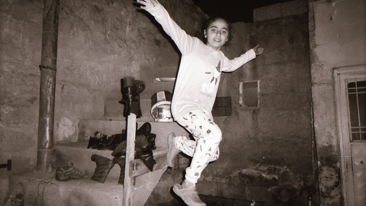 Refai (12 y.o.) from Qamishli, Syria, took a dynamic portrait of her sister