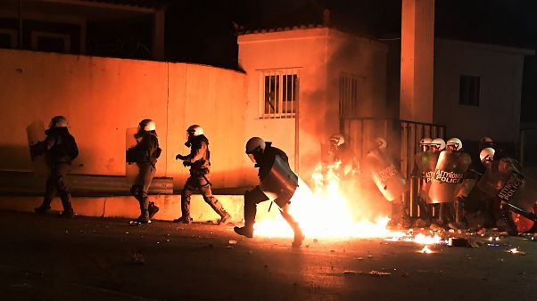 Midilli Adası'nda polise molotof kokteyli (Arşiv) Midilli Adası'nda polise molotof kokteyli (Arşiv)