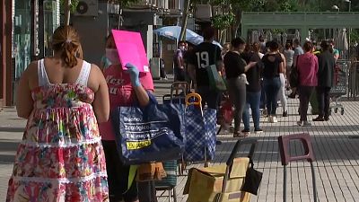 Madrid: Menschen stehen für kostenloses Essen an