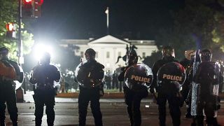 عناصر من الشرطة الأمريكية أمام البيت الأبيض