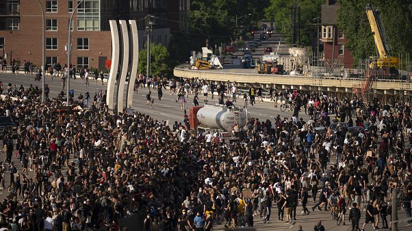 شاحنة تشق طريقها بالقوة بين جموع متظاهرين شاحنة تشق طريقها بالقوة بين جموع متظاهرين