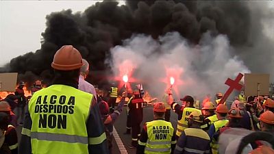Protestas en Ribadeo contra el cierre de la factoría de aluminio de Alcoa en Galicia 
