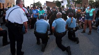 Ferguson'da polis memurları, 30 Mayıs 2020 Cumartesi günü karakol otoparkındaki protestoculara destek verdi