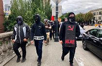 Antifa üyeleri gösterilerde taktıkları maske ve siyah kıyafetleri ile biliniyor