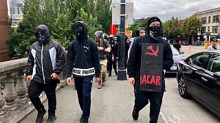 Antifa üyeleri gösterilerde taktıkları maske ve siyah kıyafetleri ile biliniyor