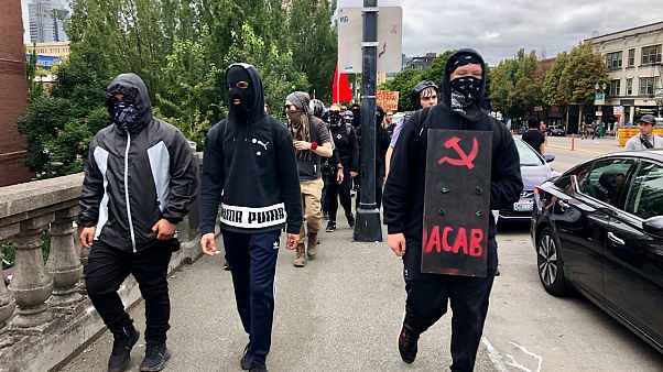 Antifa üyeleri gösterilerde taktıkları maske ve siyah kıyafetleri ile biliniyor Antifa üyeleri gösterilerde taktıkları maske ve siyah kıyafetleri ile biliniyor