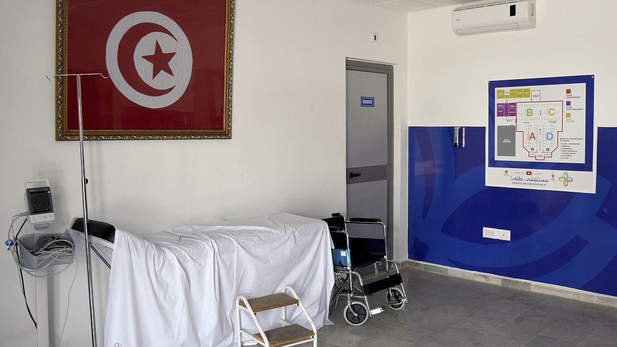 سرير في المستشفى الميداني الذي أقيم في صالة ألعاب رياضية بحي المنزه بالعاصمة تونس 