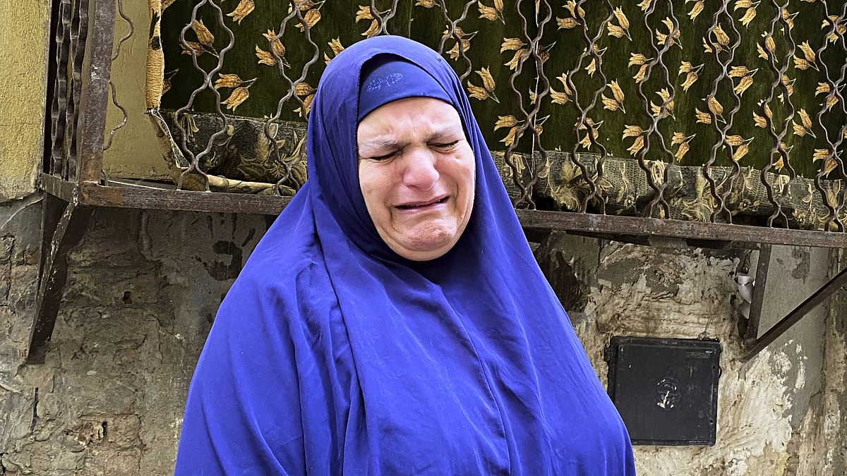 سيدة مصرية تبكي بعد وفاة صديقتها جراء كورونا