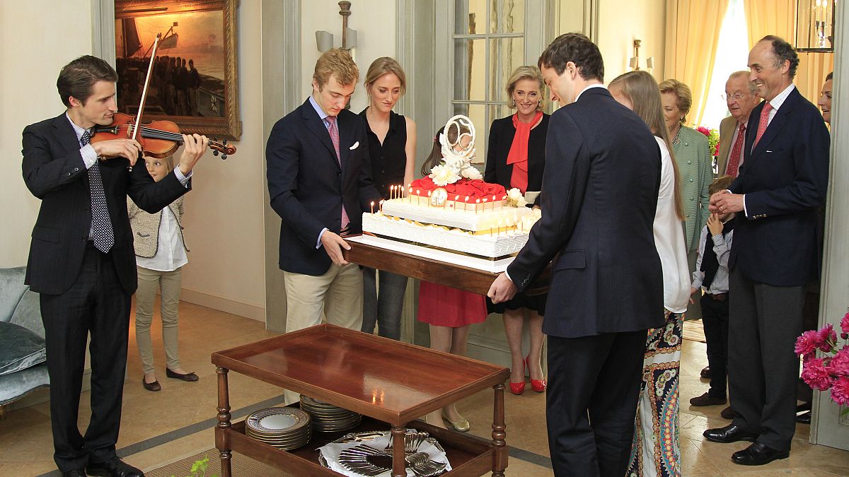 Prinz Joachim (2.v.l.) und sein Bruder Amedeo tragen den Geburtstagskuchen ihrer Mutter Astrid, zu deren 50. Geburtstag. (Archivbild,Juni 2012)