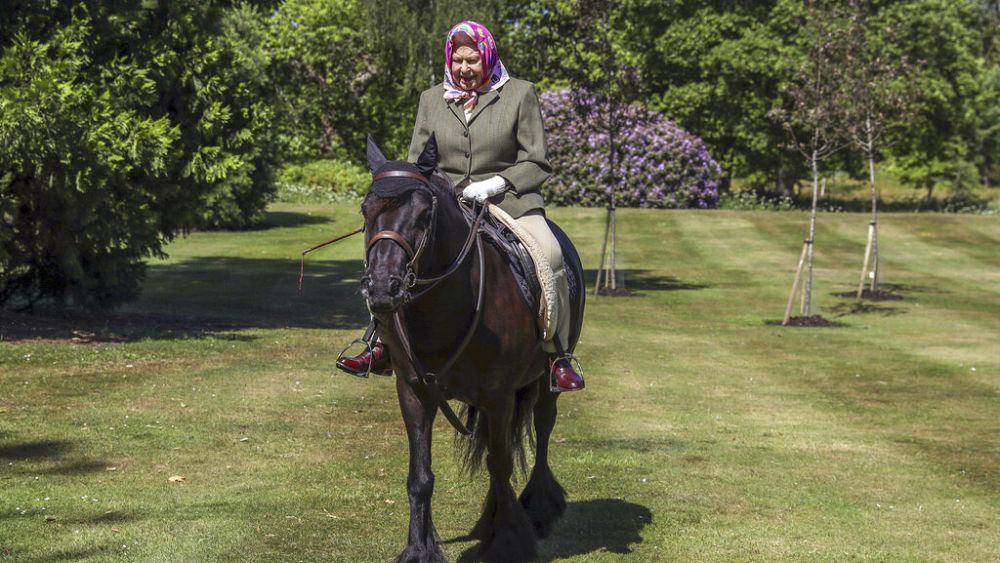 Briten Atmen Auf Die Queen Ist Wieder Hoch Zu Ross Euronews