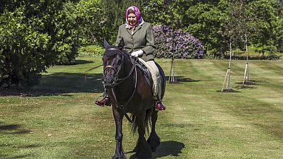 Regno Unito, la tempra di Elisabetta di nuovo a cavallo a Windsor