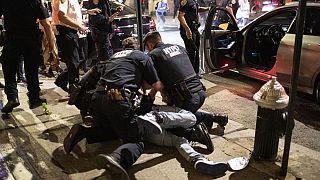 ABD'de polis şiddetiyle patlak veren protestolarda New York'taki ünlü mağazalar yağmalandı 