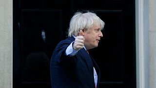Le Premier ministre britannique Boris Johnson fait un geste après avoir applaudi sur le pas de la porte du 10 Downing Street, le jeudi 28 mai 2020. 