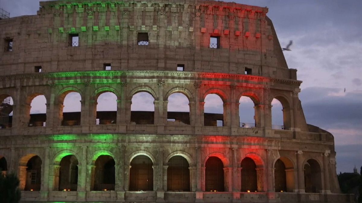 Il Colosseo con le luci del tricolore