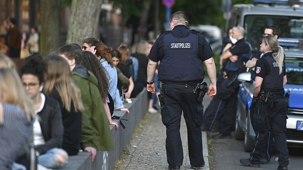 Városi rendészek figyelik a frankfurti Friedberger Platzon piknikezőket 2020. április 24-én Városi rendészek figyelik a frankfurti Friedberger Platzon piknikezőket 2020. április 24-én