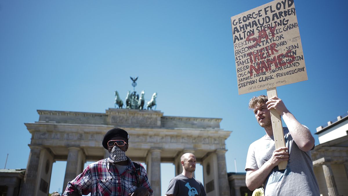 La protesta alla porta di Brandeburgo, Berlino, il 1 giugno 2020