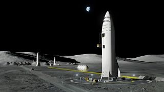 Ay'daki SpaceX kapsülleri - sentez görsel
