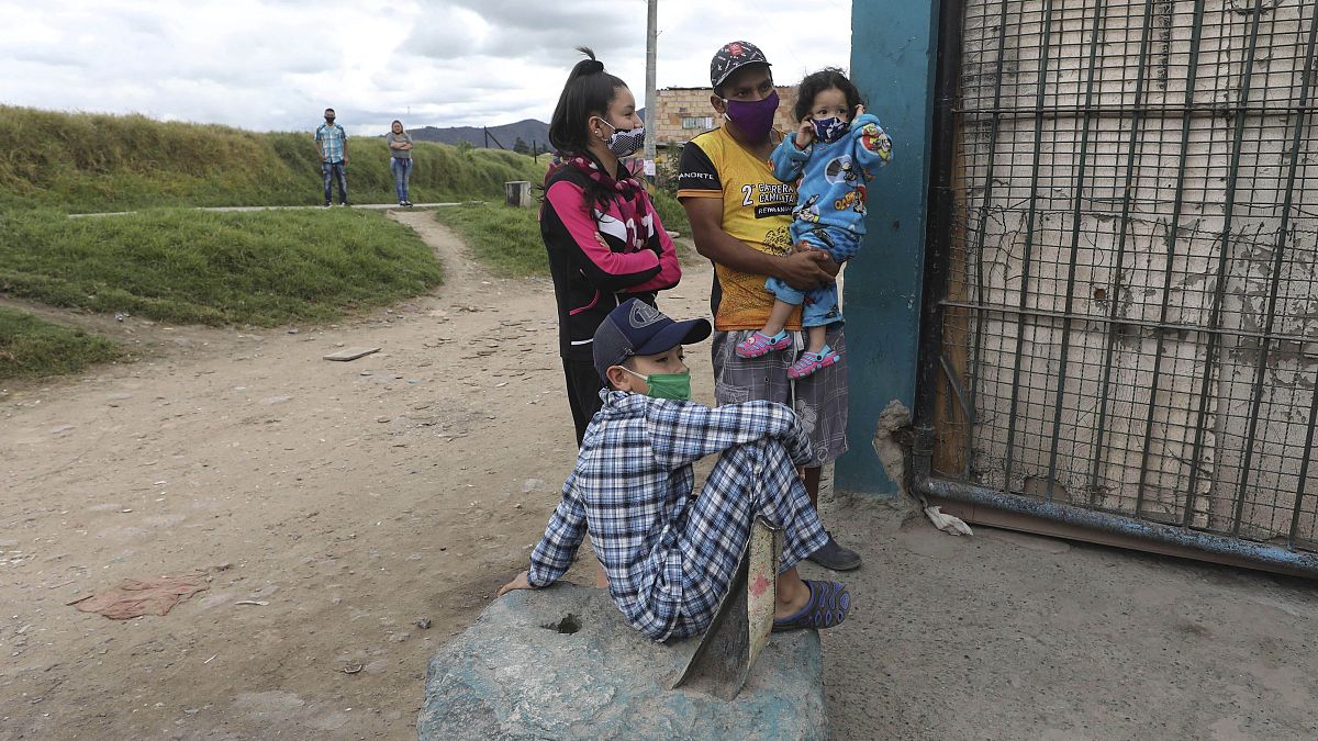 مواطنون كولمبيون ينتظرون دورهم من أجل الحصول على مساعدات غذائية أثناء انتشار وباء كورونا