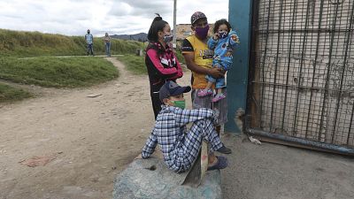 مواطنون كولمبيون ينتظرون دورهم من أجل الحصول على مساعدات غذائية أثناء انتشار وباء كورونا