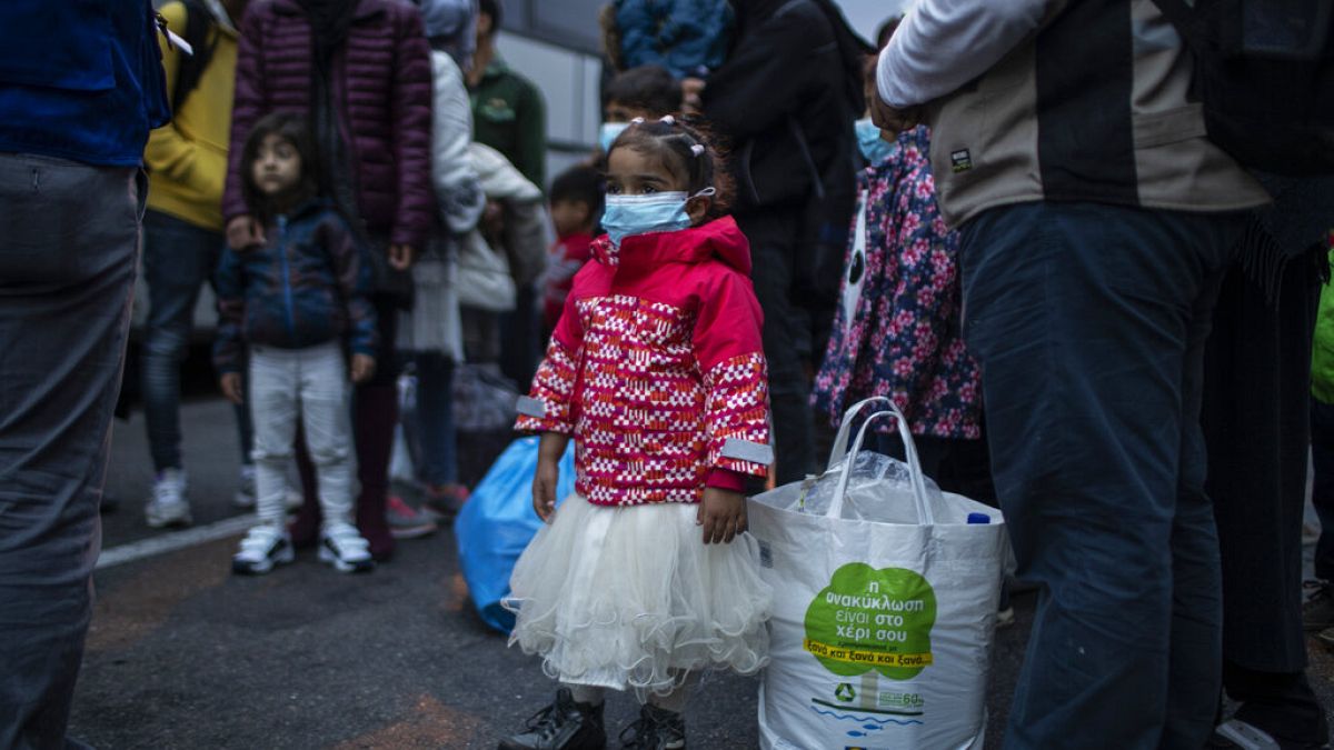 Flüchtlinge und Migranten warten nach ihrer Ankunft im Hafen von Piräus bei Athen auf die Weiterreise und Unterbringung außerhalb der Flüchtlingscamps. Montag, 4. Mai 2020.