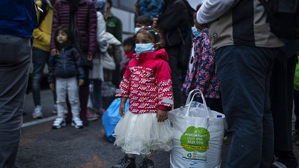 Flüchtlinge und Migranten warten nach ihrer Ankunft im Hafen von Piräus bei Athen auf die Weiterreise und Unterbringung außerhalb der Flüchtlingscamps. Montag, 4. Mai 2020. Flüchtlinge und Migranten warten nach ihrer Ankunft im Hafen von Piräus bei Athen auf die Weiterreise und Unterbringung außerhalb der Flüchtlingscamps. Montag, 4. Mai 2020.