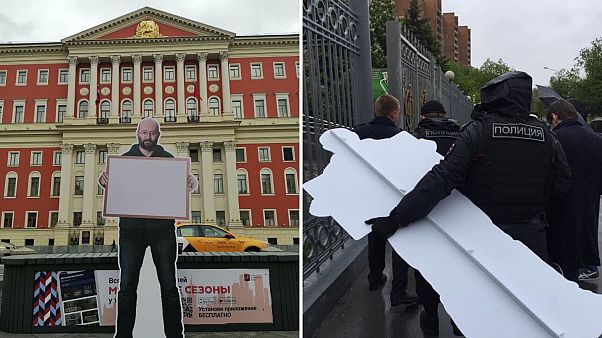 Картонные изображения журналиста "Новой газеты" Ильи Азара в центре Москвы Картонные изображения журналиста "Новой газеты" Ильи Азара в центре Москвы