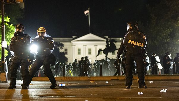 Forze dell'ordine statunitensi davanti alla Casa Bianca, durante la protesta. Washington Forze dell'ordine statunitensi davanti alla Casa Bianca, durante la protesta. Washington