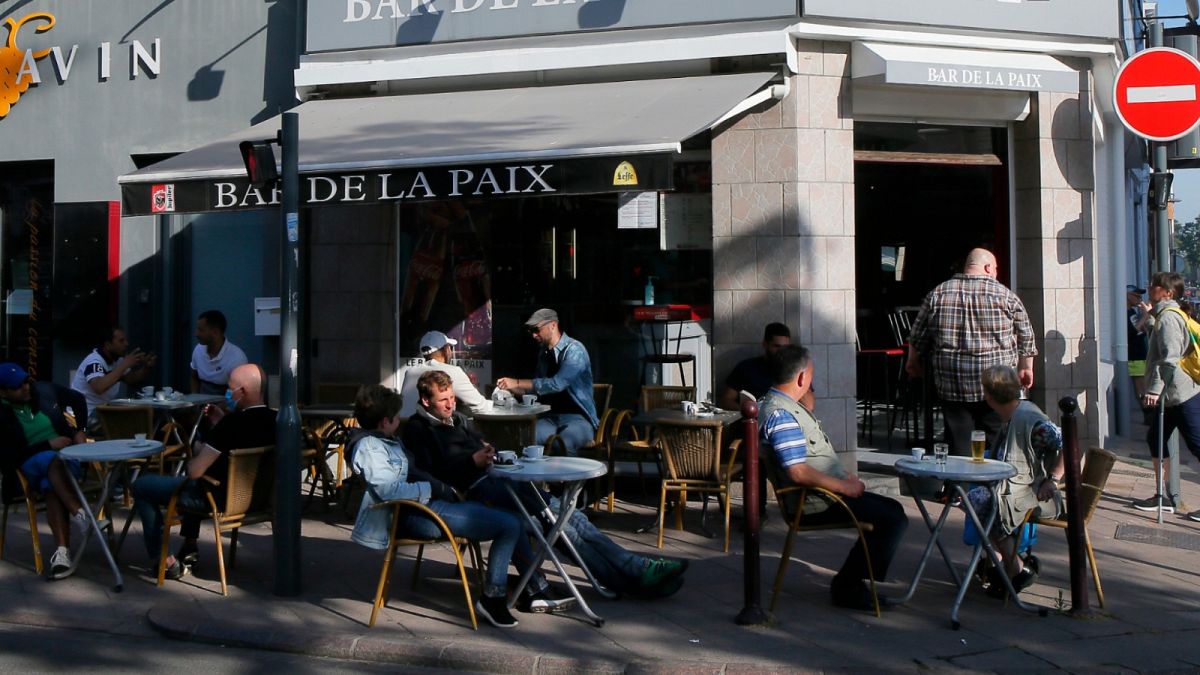 فرنسيون في مقهى بالعاصمة باريس في 2 يونيو حزيران 2020