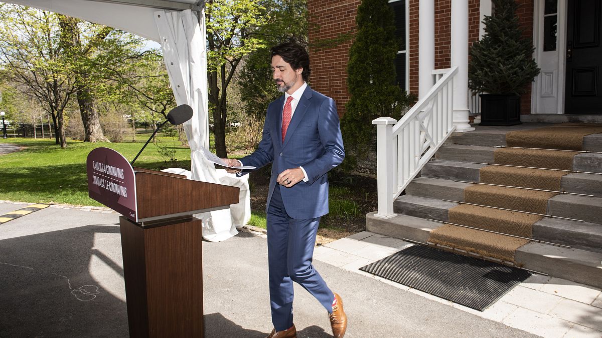 رئيس الوزراء الكندي حاستين ترودو خلال مؤتمر صحافي امام مقر إقامته في أوتاوا - 2020/05/19