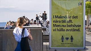 "A Malmö tutto è vicino, ma ora dobbiamo mantenere le distanze", si legge su una pubblicità nella città svedese